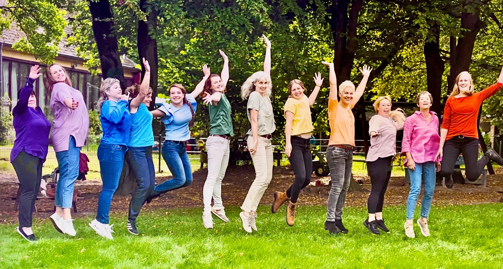 Team hüpft in die Luft